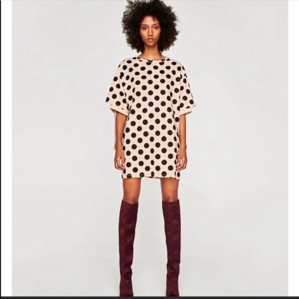 Polka dot long T-shirt or T-shirt dress.